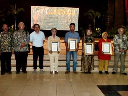 Wiyatmi bersama para penerima penghargaan YASAYO 2013 ( orang ketiga dari kanan)