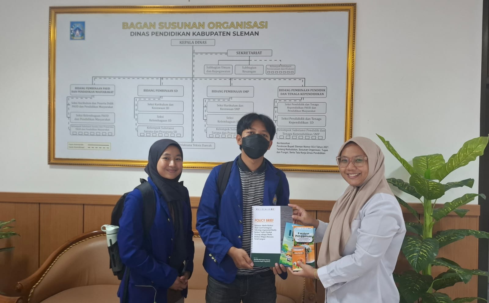 Gambar: Tim PKM RSH Nyabuk Gunung menyerahkan berkas policy brief kepada Dinas Pendidikan Kab. Sleman